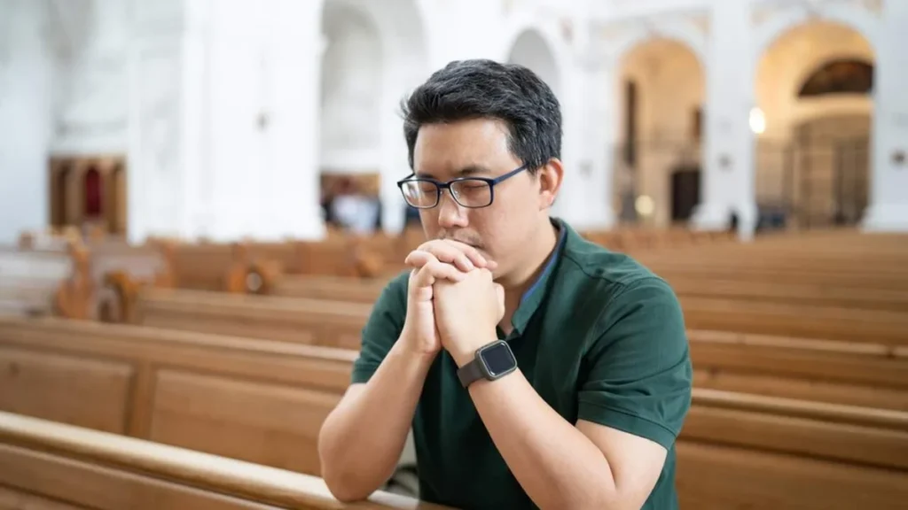 Imagem Orando na Igreja do artigo O que é a oração contemplativa?