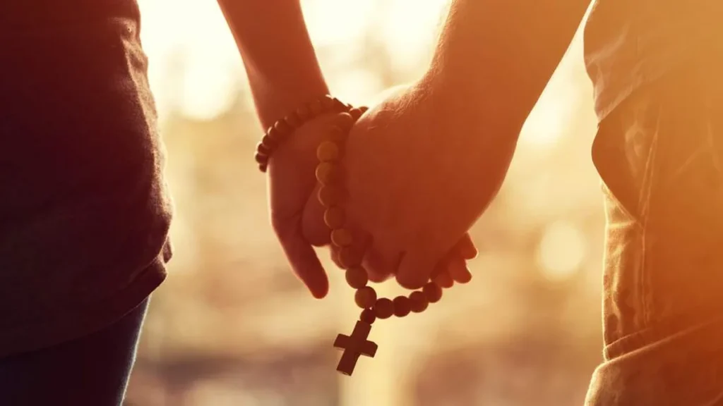 Imagem Casal com o terco em maos do artigo Dia do amor: A proposta de viver o amor hoje e sempre