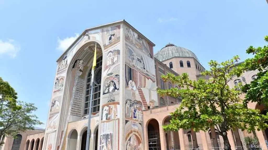 Imagem Fachada Norte do artigo Santuário Nacional revela fachada com cenas bíblicas