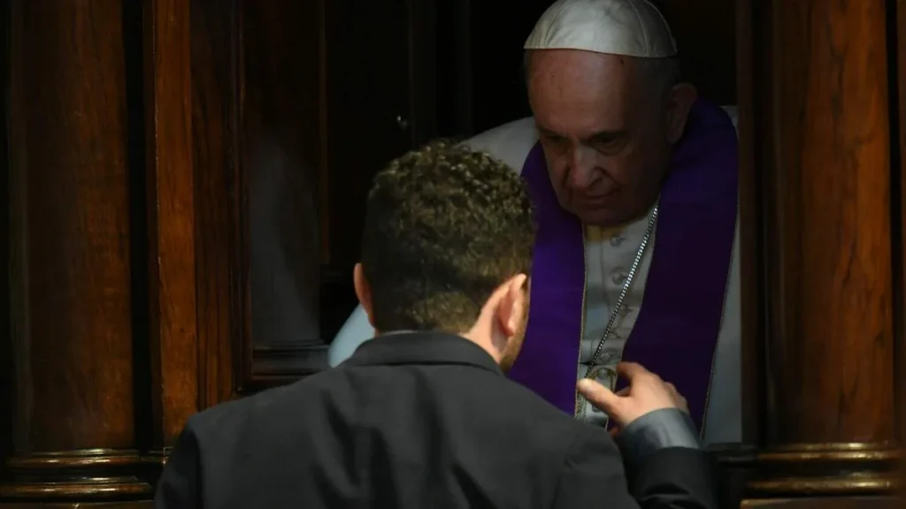 Imagem papa francisco atendendo confissao do artigo Papa Francisco: Toda vez que confessamos, Deus nos abraça, Deus faz festa!