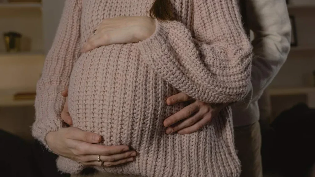 Imagem casal com mulher gravida do artigo Não quero ter filhos. A Igreja pode se negar a realizar meu casamento?