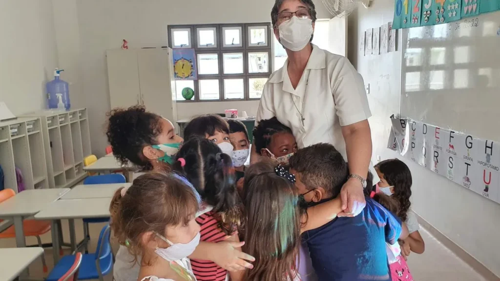 Ir. Marilda com as crianças do Centro de Educação Infantil