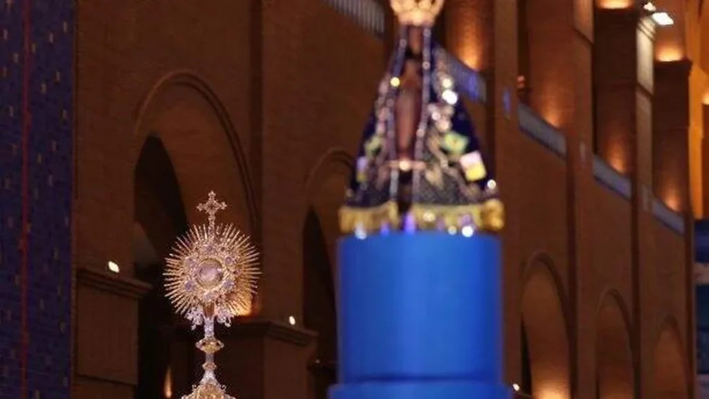 Imagem Ostensorio e imagem Jesus Eucaristico e Nossa Senhora Aparecida Dia Oracional Mariano mes de maio 2022 do artigo A alegria de ser devoto de Nossa Senhora conduz ao caminho do seguimento de Jesus