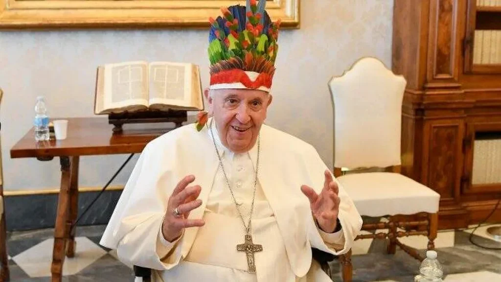 Imagem Papa Francisco com cocar do artigo Papa Francisco recebe Bispos do Amazonas e ganha cocar