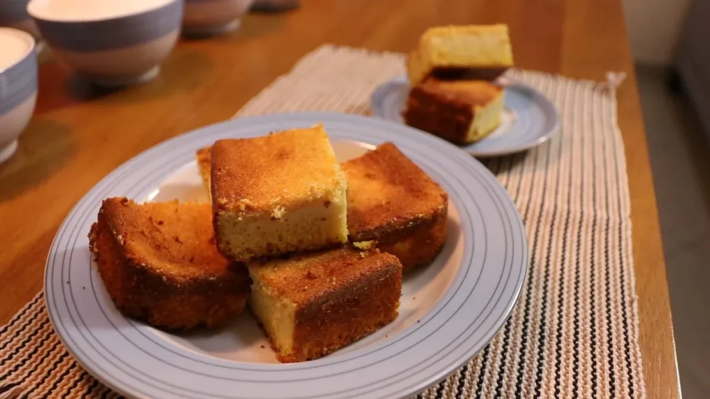 Imagem Bolo de fuba em pedacos em um prato do artigo Receitas Afetivas é o novo quadro do YouTube do Portal A12