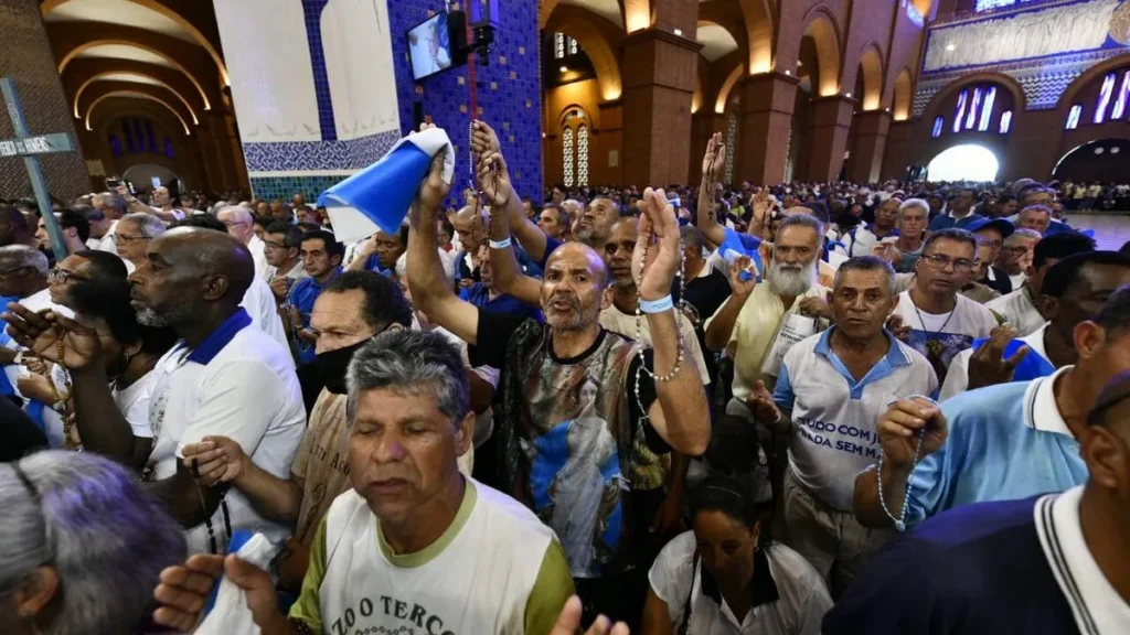 Imagem Terco dos Homens 2023 Terco e Consagracao 11 homens orando do artigo Sancionada a Lei que aprova o Dia Nacional do Terço dos Homens