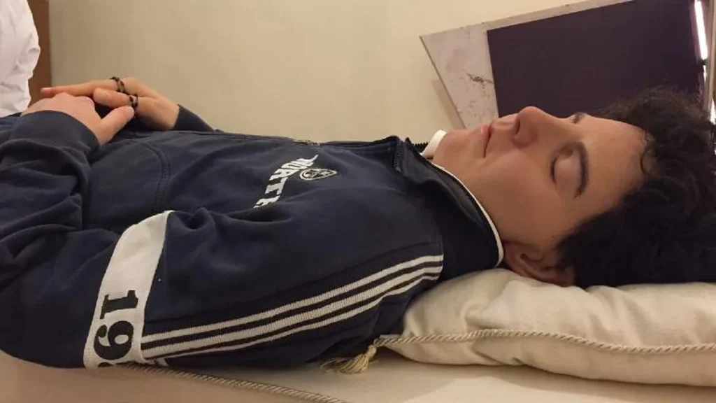 Imagem Carlo Acutis em seu tumulo do artigo Corpo do Beato Carlo Acutis ficará exposto na Itália