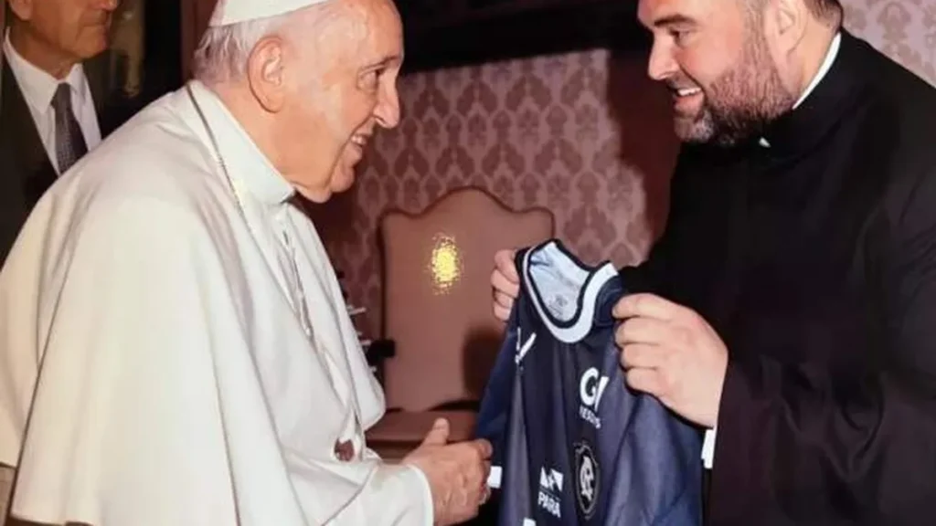 Imagem Papa Francisco recebe camisa do Remo do artigo Papa Francisco recebe camisa do Remo