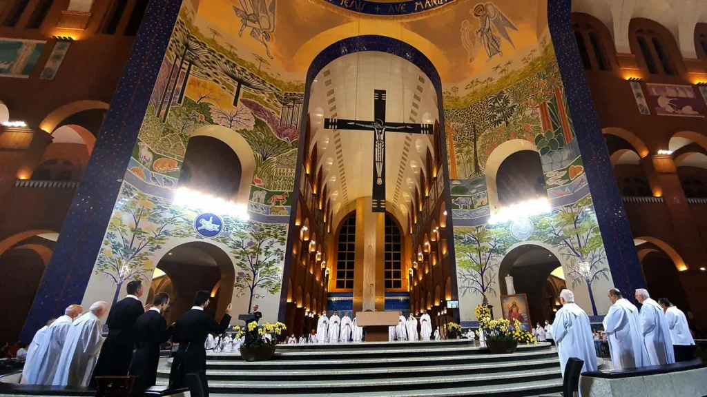 Imagem Solenidade do Santissimo Redentor altar central do artigo Santuário Nacional celebra a Festa do Santíssimo Redentor
