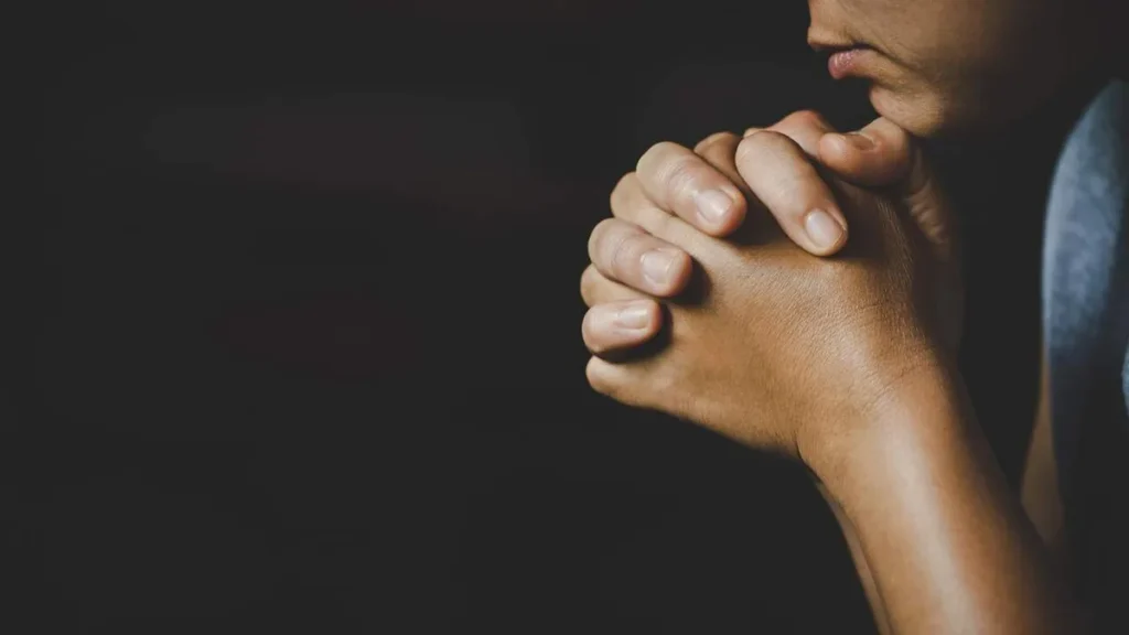 Imagem pessoa rezando do artigo Pesquisa aponta aumento no número de jovens sem religião