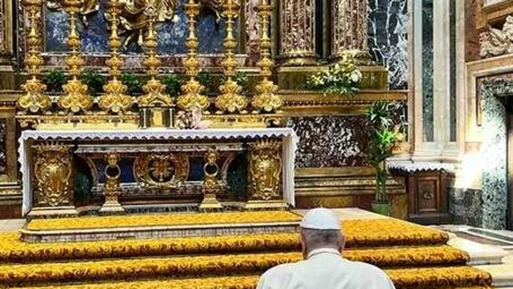 Imagem papa sentado em uma cadeira de rodas rezando ao icone de Salus Popoli Romani do artigo Papa reza diante do ícone da Virgem Salus Populi Romani, antes de ir ao Canadá
