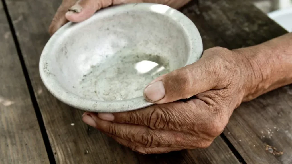 Imagem maos segurando tigela vazia do artigo Pratos vazios em mesas cheias: a grave situação de fome no Brasil