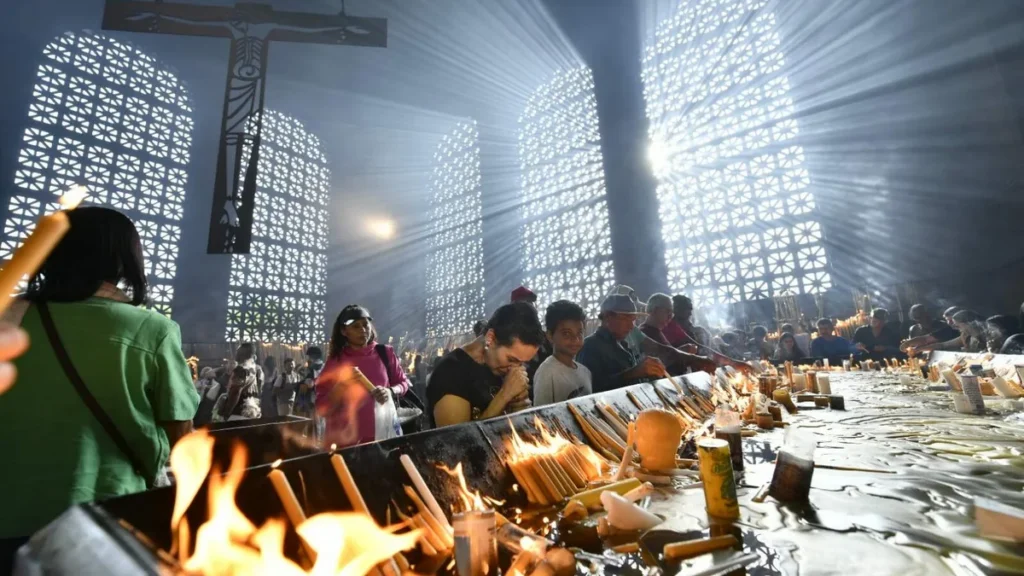 Imagem Capela das Velas durante o 12 de outubro do artigo Conheça a Capela das Velas no Santuário Nacional