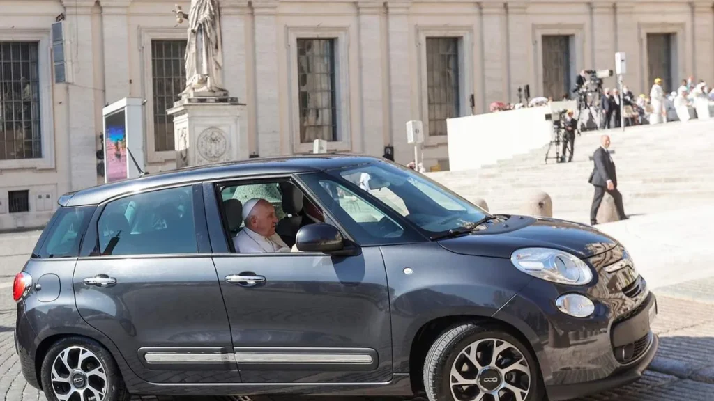 Imagem Papa Francisco dentro de um carro do artigo Papa Francisco faz visita surpresa a centro cultural em Roma