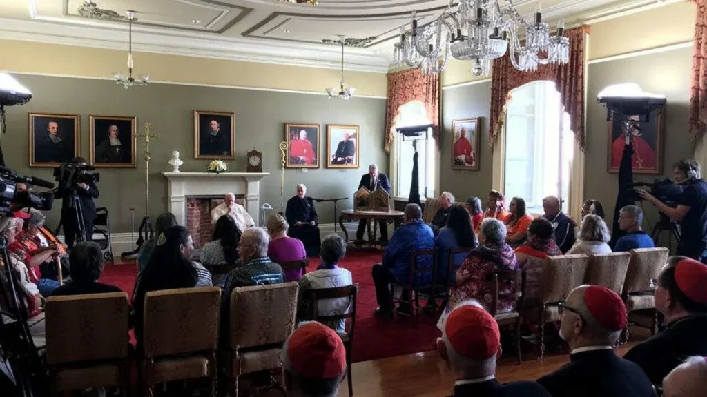 Imagem Papa se encontra com indios no Canada do artigo Papa Francisco se despede do Canadá após encontro com povos indígenas