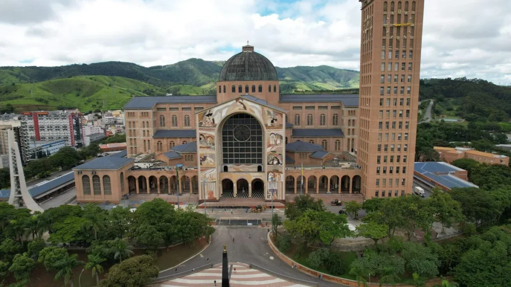 Imagem Fachada Norte Santuario Nacional do artigo Ocupação na rede hoteleira de Aparecida já chega a 50% para Festa da Padroeira