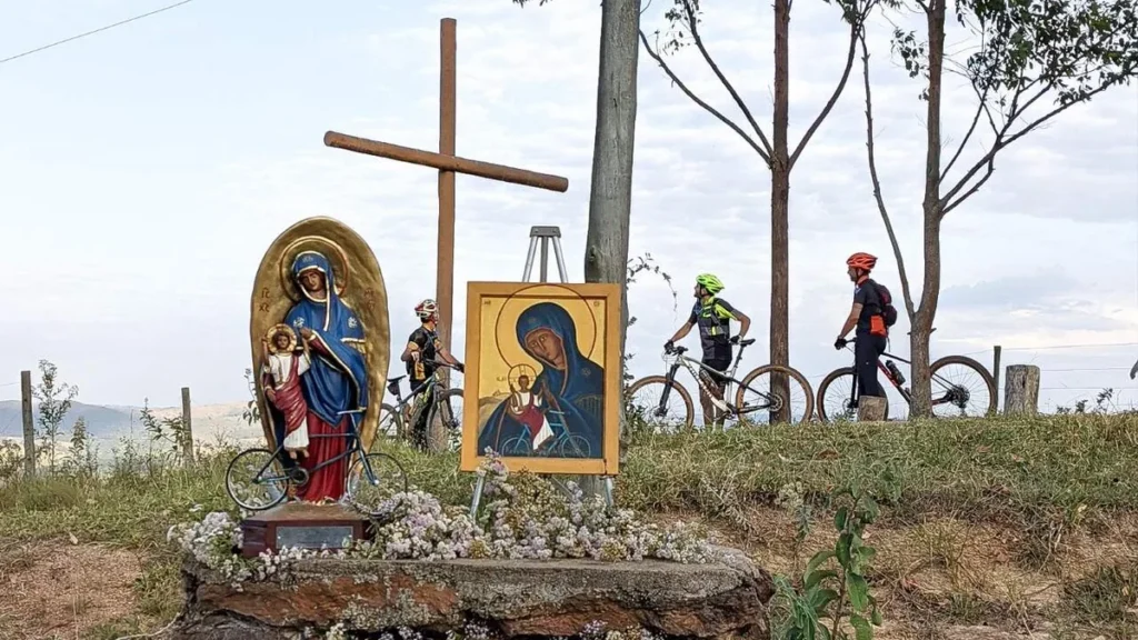 Imagem Fieis junto de Nossa Senhora de Ghisallo Padroeira dos ciclistas do artigo Fé sobre pedais: a história dos ciclistas devotos de Maria