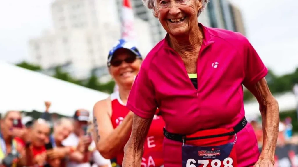 Imagem Madonna Buder em corrida do artigo Madonna Buder: conheça a história da freira que é triatleta