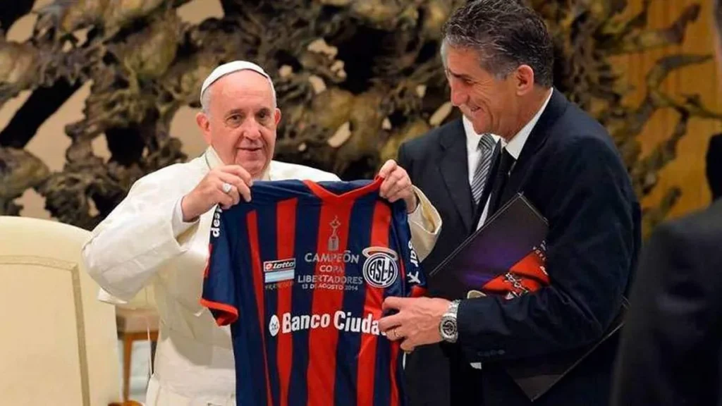 Imagem Papa Francisco com a camisa do San Lorenzo do artigo No dia de São Lourenço: conheça o San Lorenzo de Almagro, time do Papa