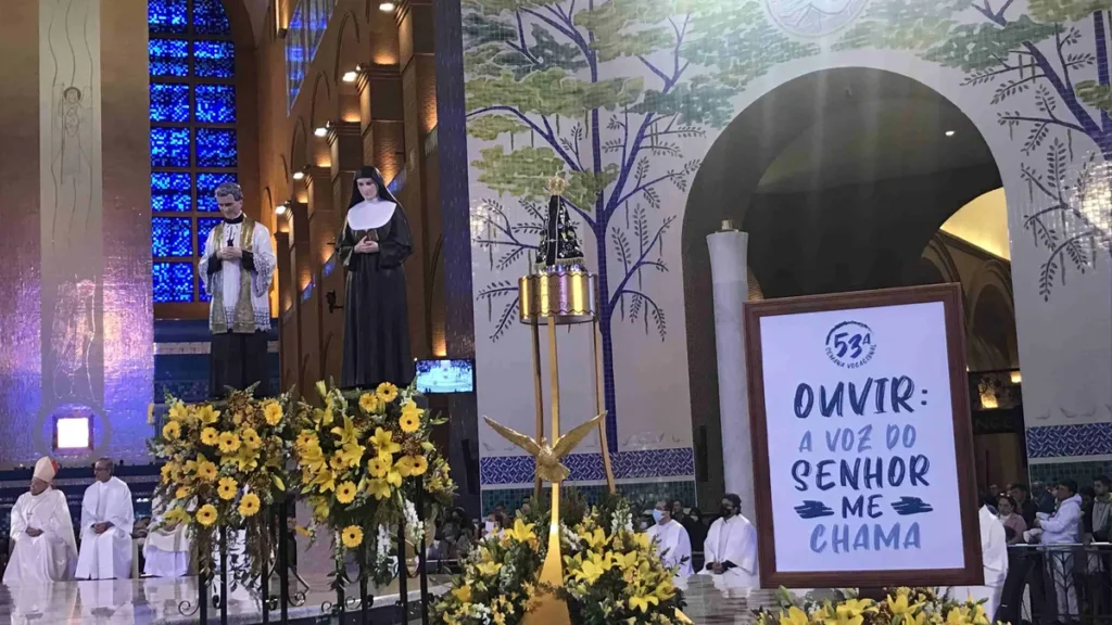 Imagem altar central com a imagem de dom bosco e nossa senhora do artigo Santuário Nacional recebe a Romaria da Família Salesiana