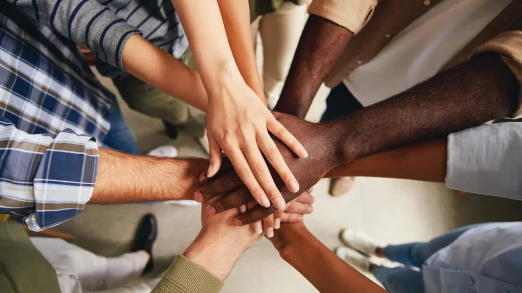 Imagem pessoas com as maos sobrepostas do artigo Qual a relação da Igreja com os Direitos Humanos?