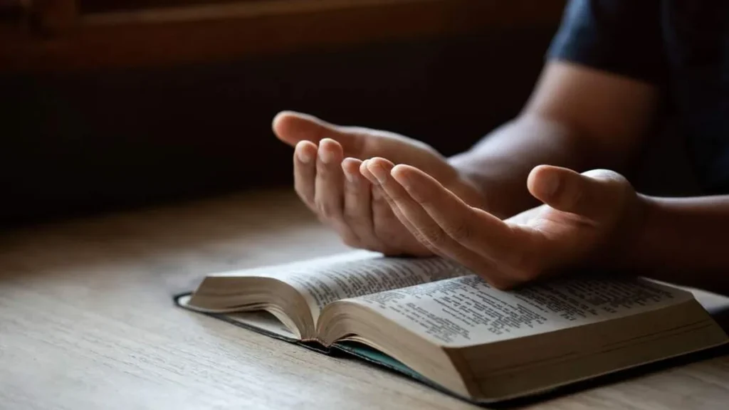 Imagem Pessoa em oracao com a biblia do artigo 8 ensinamentos bíblicos sobre a importância de ouvir a Deus