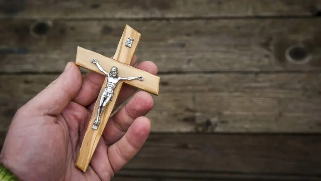 Imagem Cruz na mao de um homem do artigo Por que ter a Cruz de Cristo em casa?