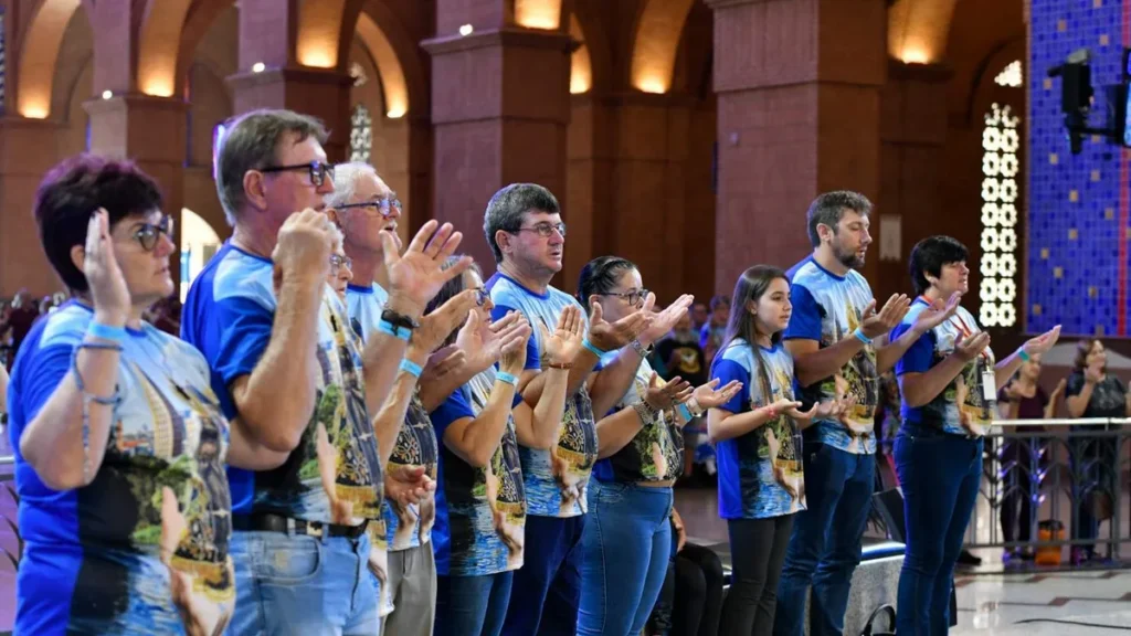 Imagem Fieis em oracao no Santuario Nacional do artigo Dicas do que não fazer durante a Missa