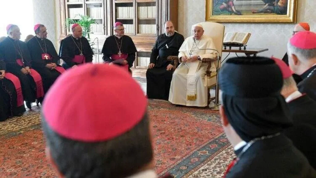 Imagem Papa Francisco com bispos brasileiros do artigo Papa Francisco é chamado a defender a democracia brasileira