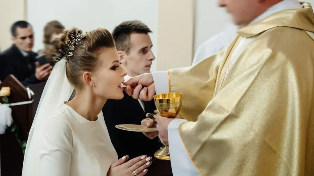 Imagem casal casando na igreja com padre do artigo É possível casar com uma pessoa de outra religião?