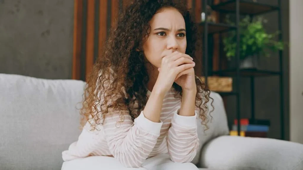 Imagem mulher pensativa do artigo Como não ficar preocupado com o amanhã?
