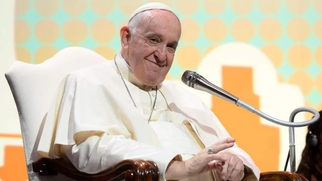 Imagem Papa caminhando com bengala do artigo São Francisco de Assis: o Santo que inspira o Papa
