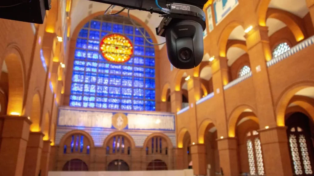 Imagem camera do Aparecida Ao Vivo com a Basilica Historica desfocando ao fundo do artigo A12 lança série “Pelas lentes do Santuário”, no YouTube