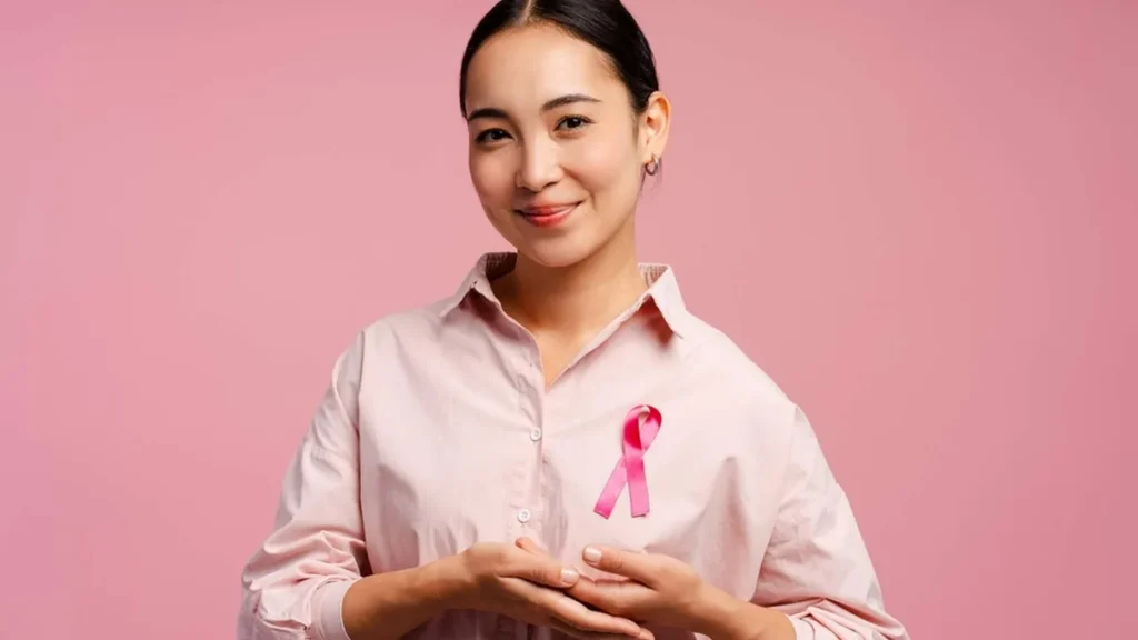 Imagem Mulher em campanha contra o cancer de mama do artigo Orações de santas mulheres para enfrentar o câncer de mama