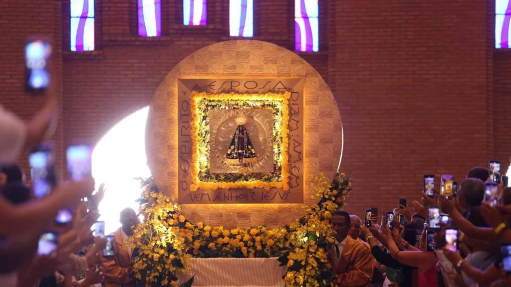 Imagem Carro andor de Nossa Senhora Aparecida na Missa Solene do dia 12 de outubro de 2022 do artigo Missa Solene celebra o dia de Nossa Senhora Aparecida