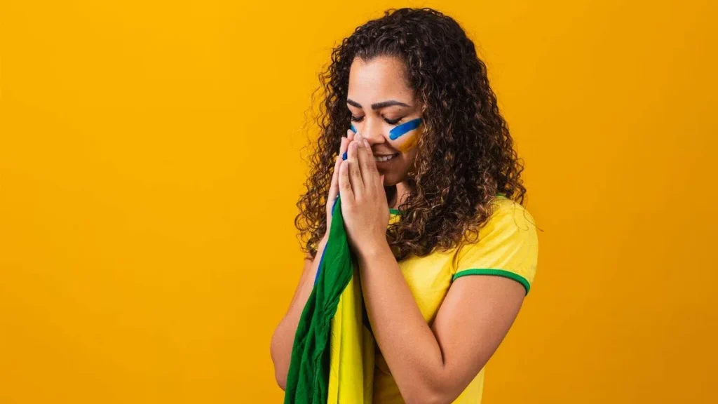Imagem brasileira rezando do artigo É pecado rezar para o Brasil ganhar a Copa?