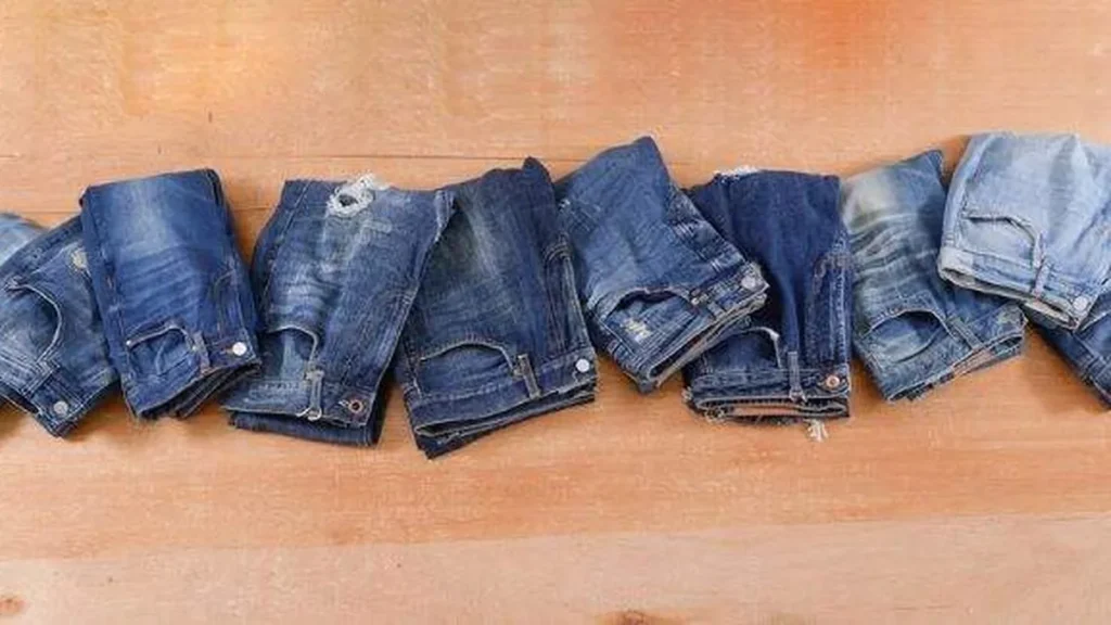 Imagem calcas jeans de diferentes lavagens do artigo Curiosidades da História: A origem da calça jeans