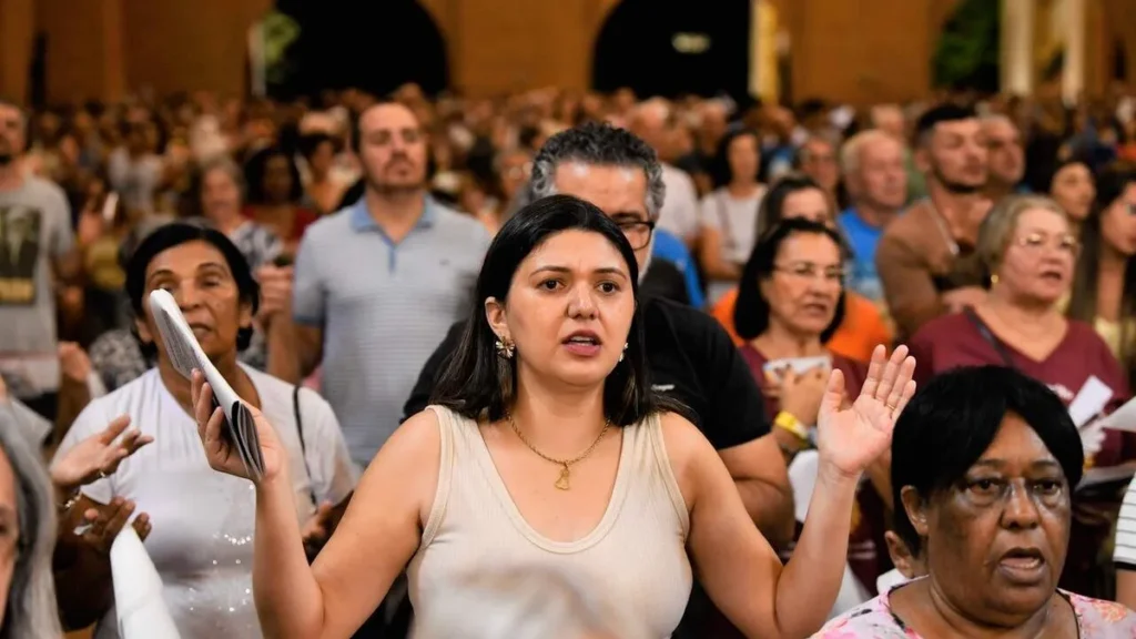 Imagem Devota rezando Festa da Padroeira 2024 do artigo Por que rezamos o Credo durante a Santa Missa?