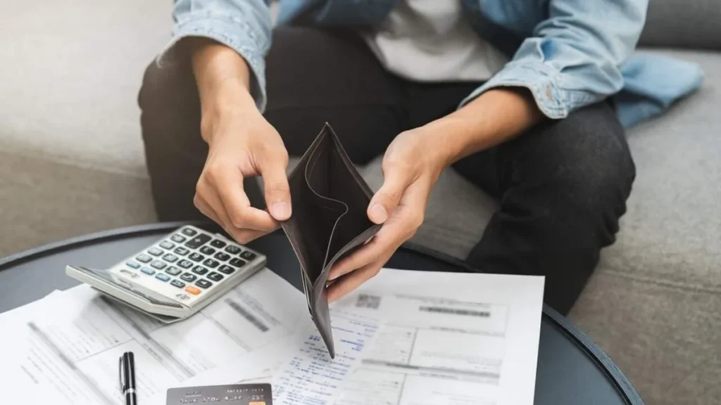 Imagem Pessoa com dividas do artigo É pecado ficar inadimplente? Como lidar com nossas finanças?
