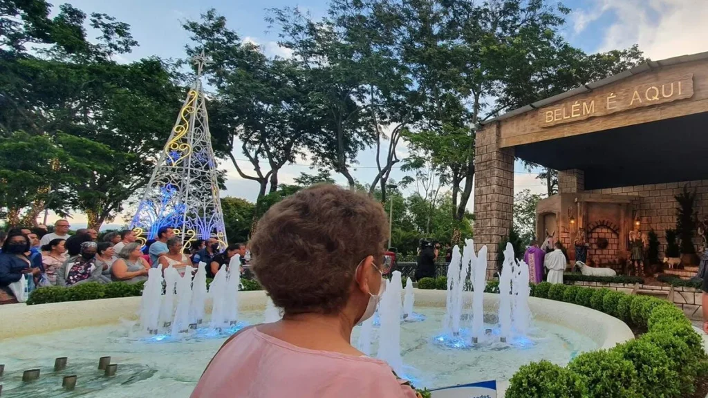 Imagem Inauguracao do presepio 2022 devota olhando o presepio do artigo Inauguração do presépio marca início do Tempo do Advento no Santuário