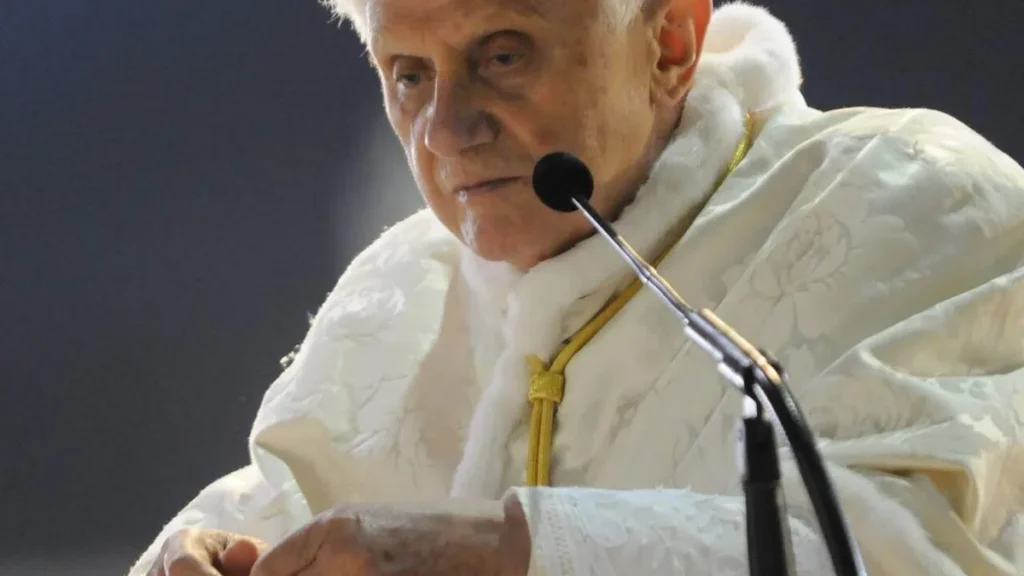 Imagem Papa Bento XVI Terco em Fatima do artigo Devoção de Bento XVI nos ensina como rezar bem o Terço