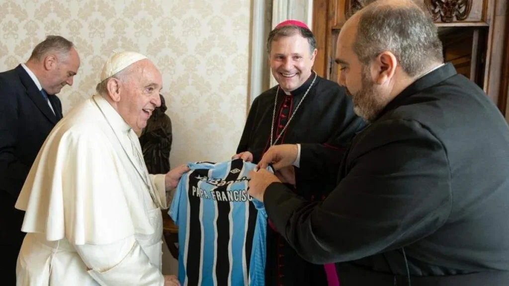 Imagem Papa Francisco recebe camisa do Gremio do artigo Papa Francisco recebe camisa do Grêmio no Vaticano