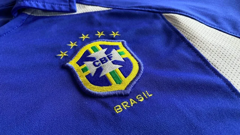 Imagem Uniforme Brasil CBF 2002 do artigo Uniforme da Seleção Brasileira tem a Cruz da Ordem de Cristo
