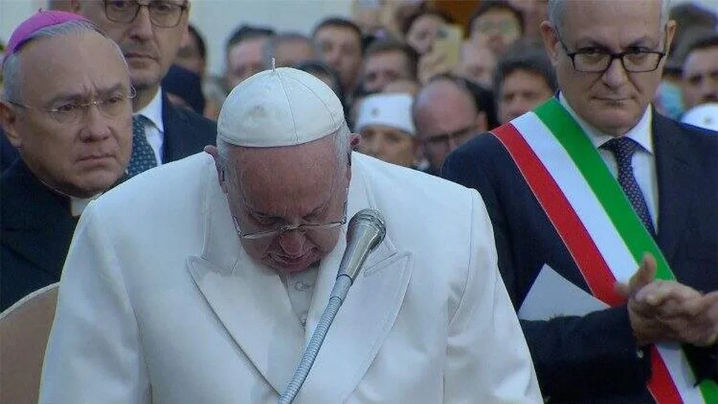 Imagem Papa Francisco se emociona durante oracao do artigo Três anos de guerra na Ucrânia: relembre o dia em que o Papa se emocionou