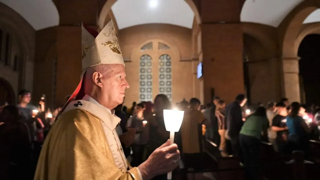 Imagem Dom Orlando carregando vela do artigo Eis a luz de Cristo! Demos graças a Deus!