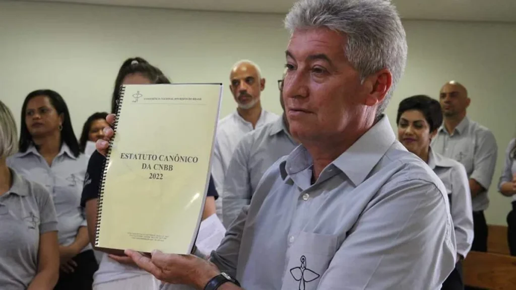 Imagem Joao Batista com a nova edicao do estatuto da CNBB do artigo Está em vigor o novo estatuto canônico da CNBB
