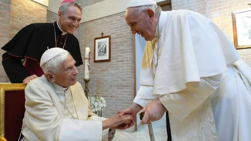 Imagem Papa Francisco e Bento XVI no Vaticano do artigo Papa Francisco fala da sua relação com Bento XVI
