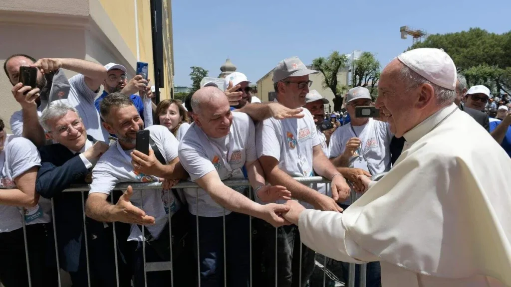 Imagem RdA Dez22 Familia Sinodal do artigo A escuta proposta pelo Sínodo: Igreja que ouve o povo