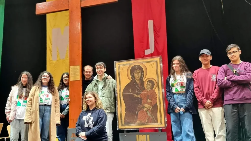 Imagem Jovens com os Simbolos da Jornada do artigo JMJ Lisboa: 200 dias para o maior encontro de Jovens Católicos do Mundo