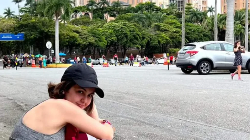 Imagem klara castanho sentada na estacionamento do Santuario Nacional com a Basilica ao fundo do artigo Atriz Klara Castanho fez o “Caminho da Fé” até o Santuário Nacional
